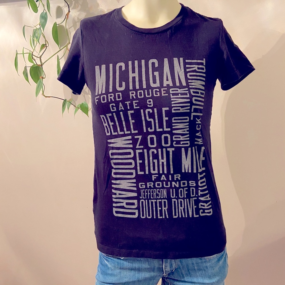 Detroit scroll Michigan T-shirt size M